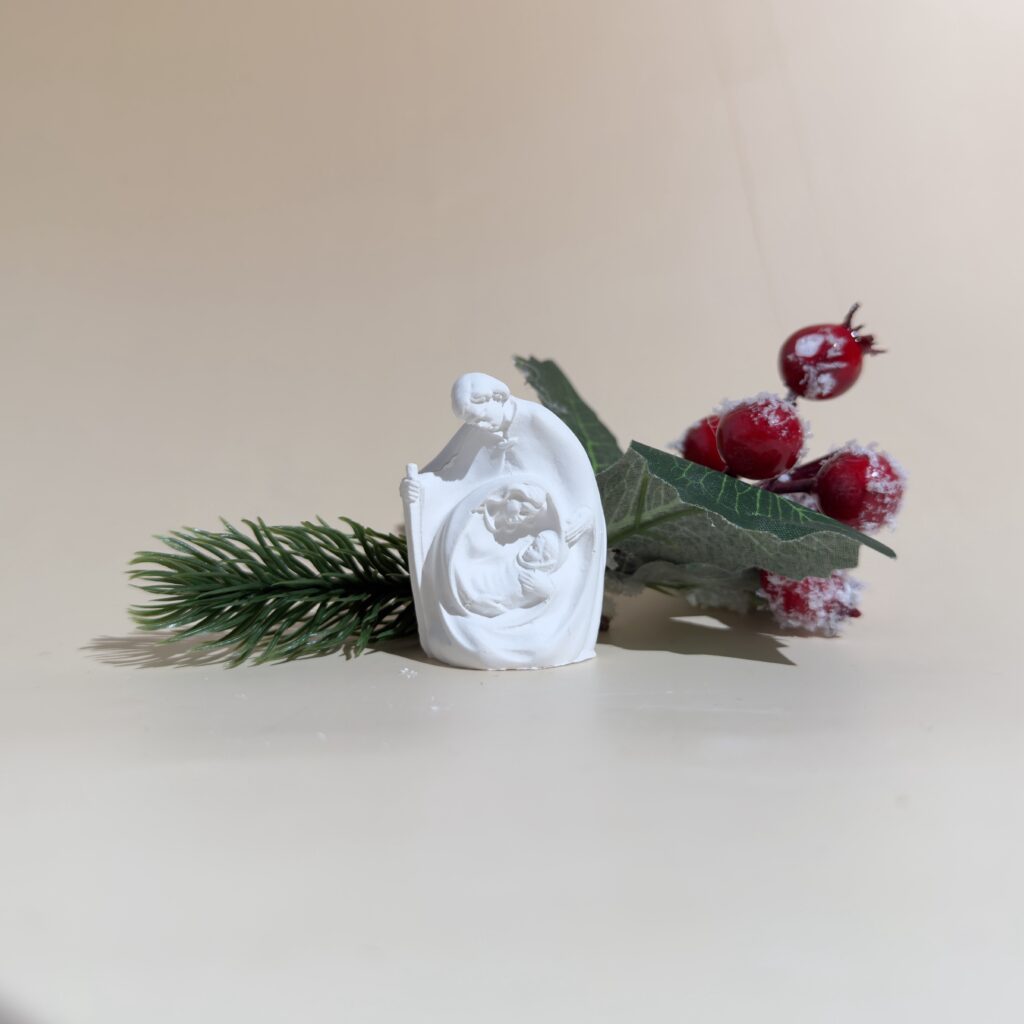 Sagrada Família Elpís em gesso com design figurativo moderno