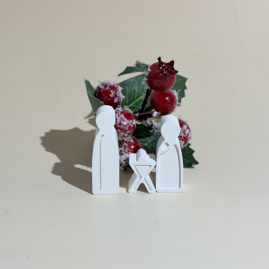 Escultura minimalista da Sagrada Família Oikía com design geométrico moderno e linhas puras, ideal para decoração contemporânea e simbólica.