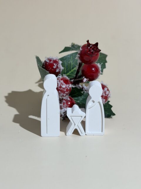Escultura minimalista da Sagrada Família Oikía com design geométrico moderno e linhas puras, ideal para decoração contemporânea e simbólica.