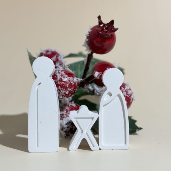 Escultura minimalista da Sagrada Família Oikía com design geométrico moderno e linhas puras, ideal para decoração contemporânea e simbólica.