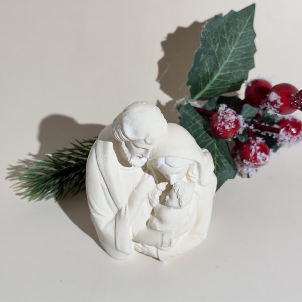 Estátua artesanal da Sagrada Família Evanthía em cerâmica com acabamento rústico