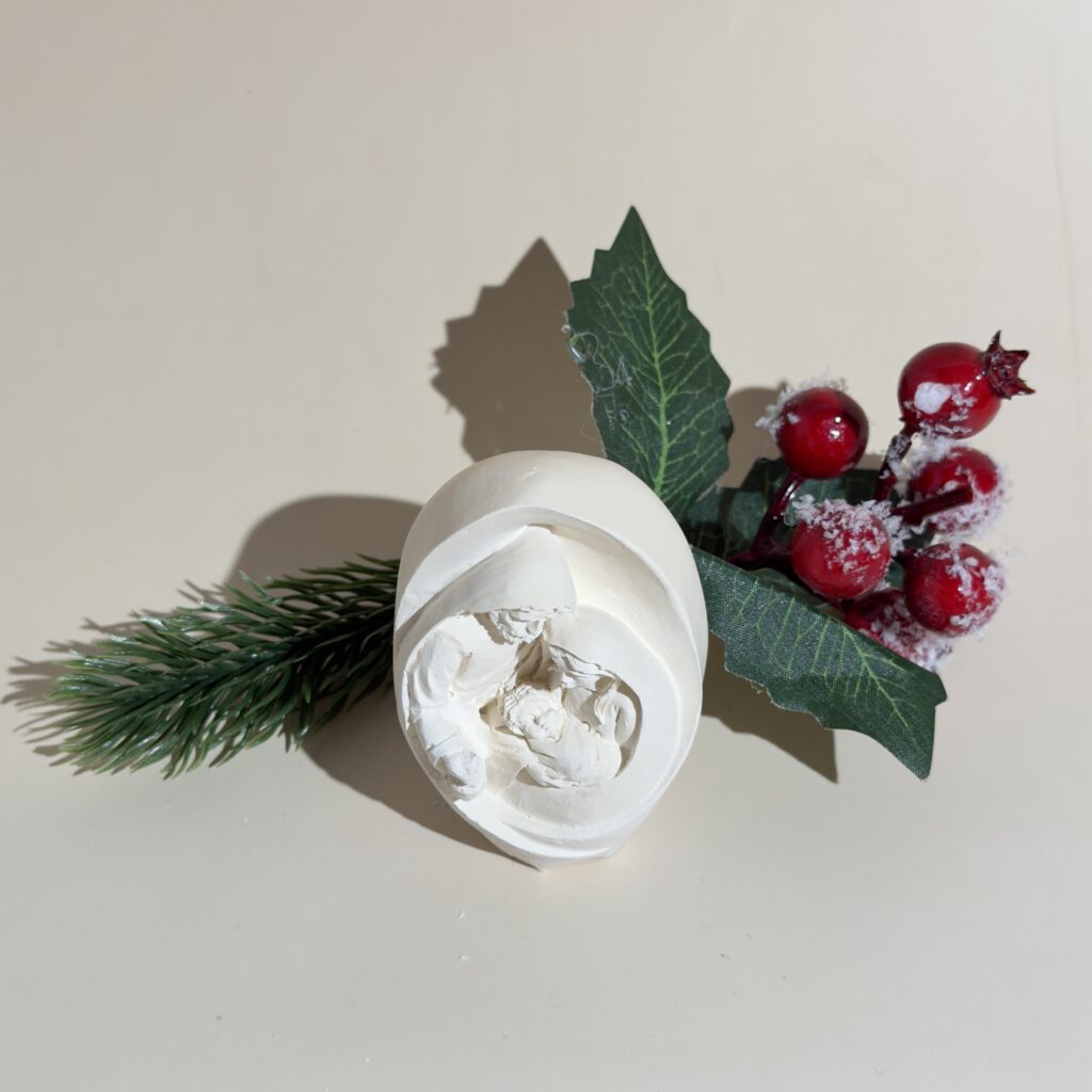 Estátua artesanal da Sagrada Família Elythía em gesso com acabamentos dourados e forma oval