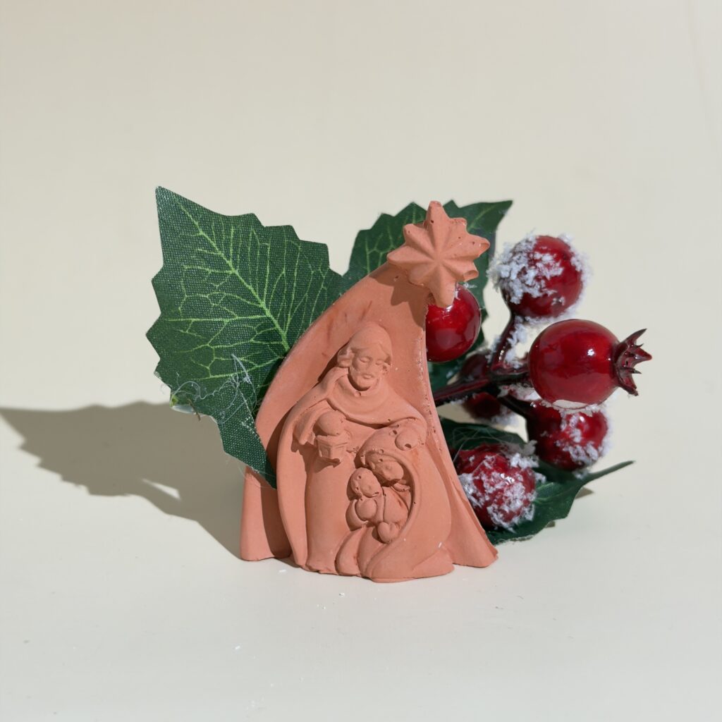 Estátua artesanal da Sagrada Família Galatéa em gesso com estrela e decoração natalina