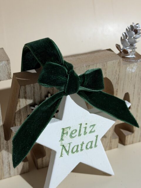 Estrela decorativa de Natal em gesso com laço de veludo e inscrição “Feliz Natal” em glitter, ideal para decoração natalina sofisticada e artesanal.