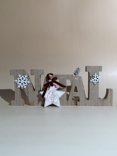 “Enfeite natalino artesanal em forma de estrela com ilustração da Sagrada Família gravada em madeira, detalhe em laço de veludo e estrela decorativa – ideal para decoração de Natal com significado religioso e estilo minimalista”