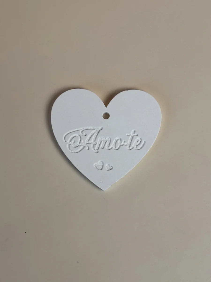 Pendente branco em forma de coração com a inscrição Amo-te