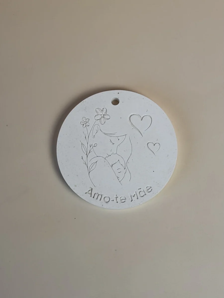 Pendente redondo branco com desenho floral e inscrição Amo-te mãe