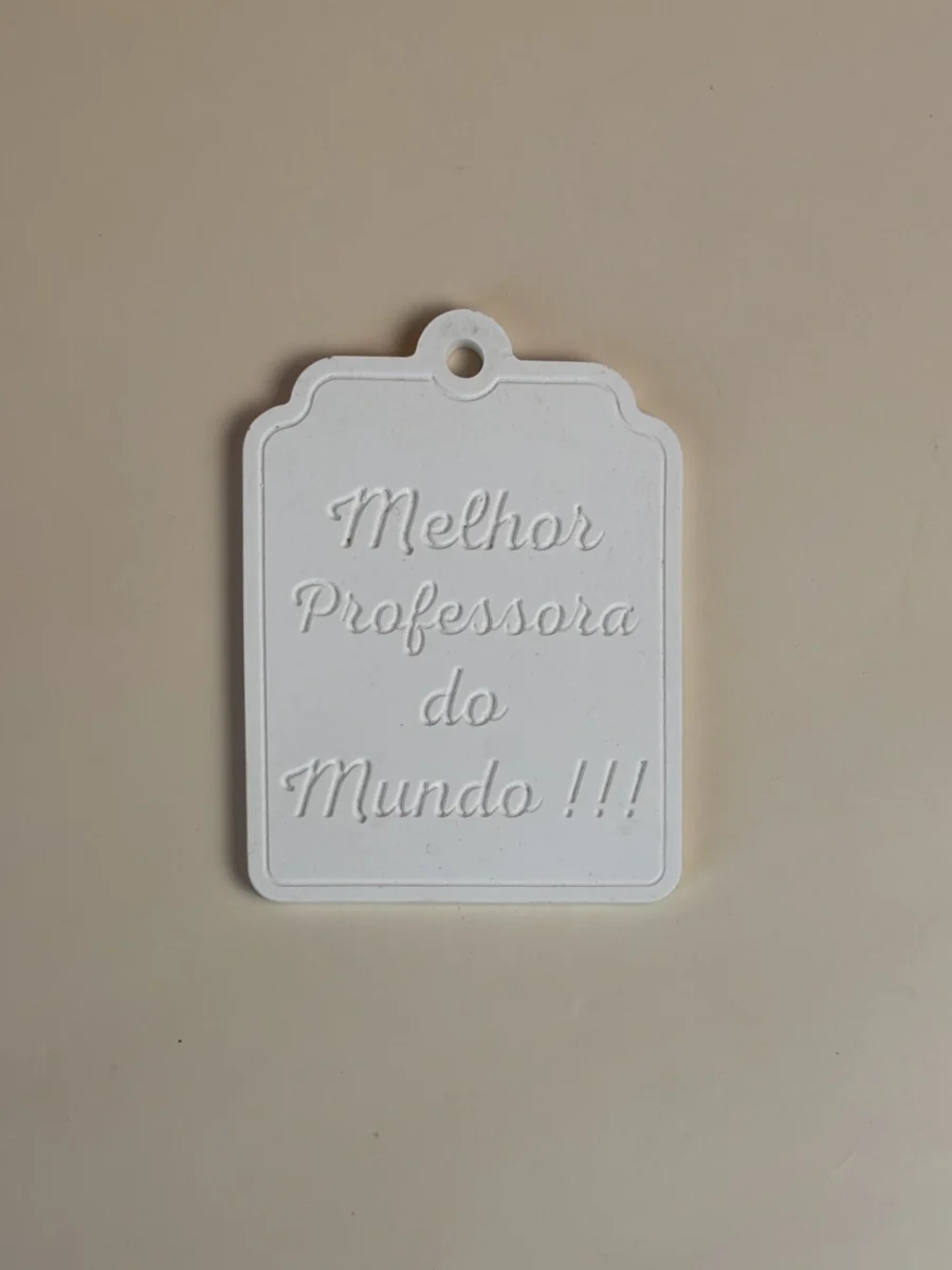 Pendente branco retangular com mensagem para professora e orifício para pendurar