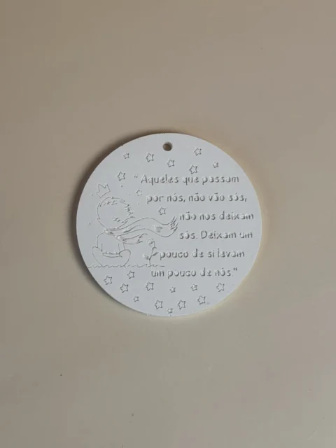 Pendente Principezinho redondo e branco, com mensagem e pequenos desenhos gravados