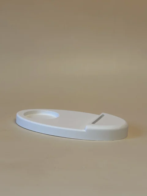 Porta-velas Anjo branco visto de lado, com cavidade e ranhura na base oval