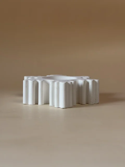 Porta-velas Floco branco visto de lado, mostrando o relevo das extremidades