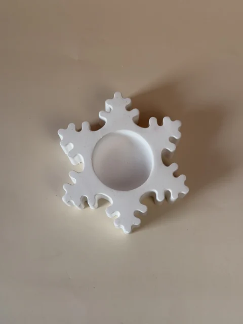 Porta-velas Floco branco visto de cima, com seis braços e cavidade circular