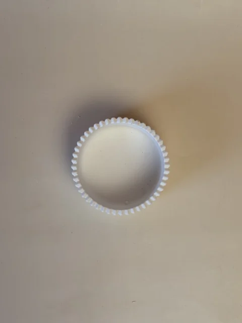 Pote Coroa branco visto de cima, com bordo recortado e interior liso