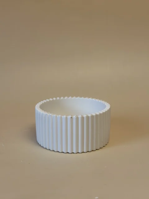 Pote Coroa branco visto de frente, com relevos verticais
