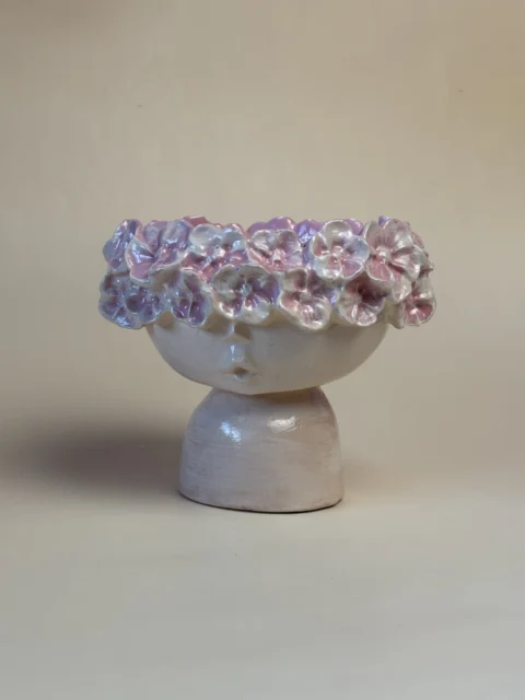 Taça Flores com pé e bordo decorado com pequenas flores em tons rosa e lilás
