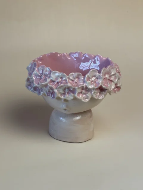 Taça Flores em perspetiva, com interior rosa e flores em relevo no bordo