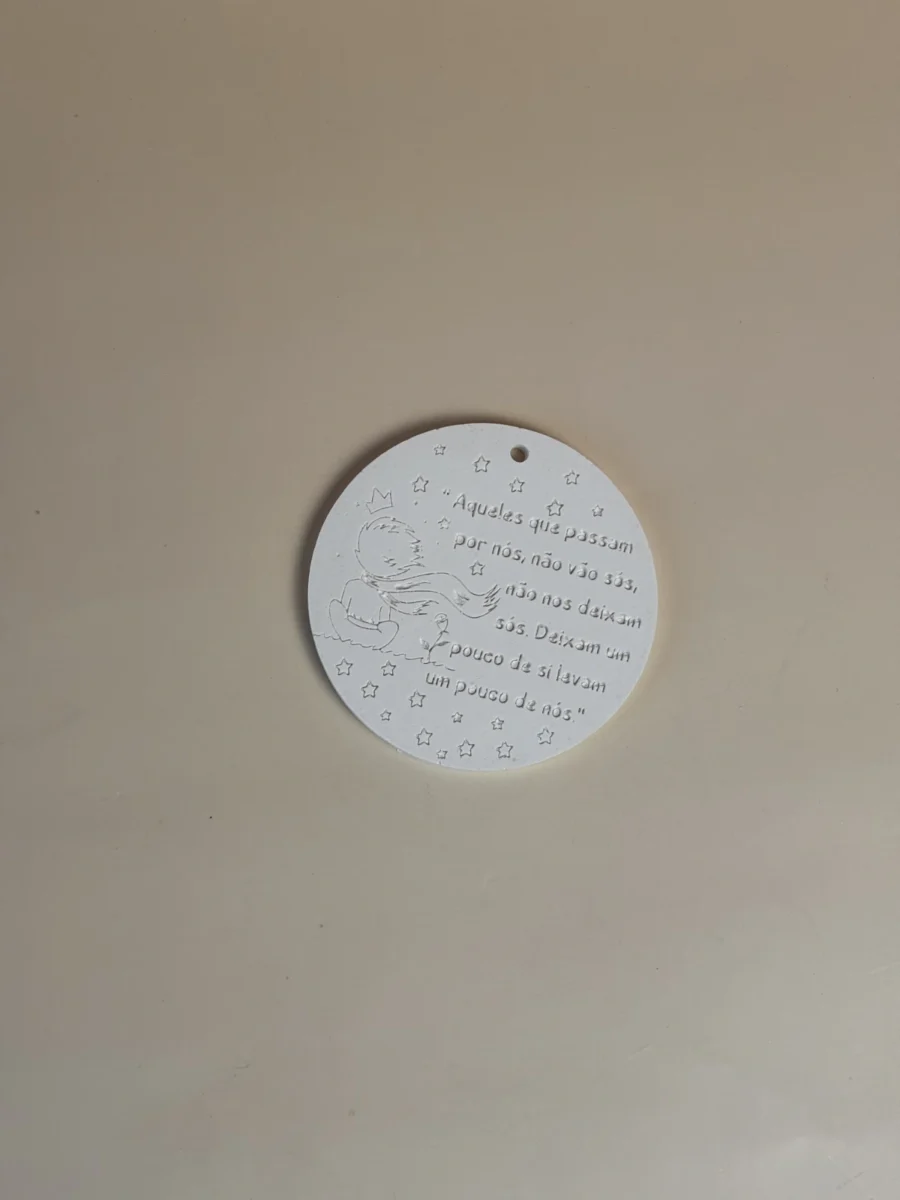 Pendente Principezinho em gesso, com a frase em relevo e estrelas