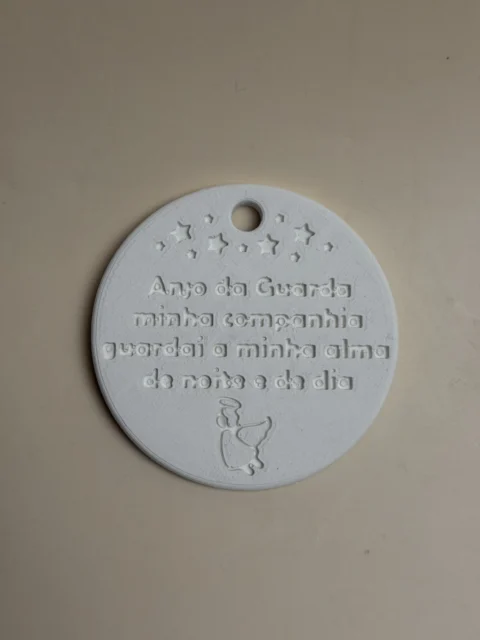 Pendente redondo branco do Anjo da Guarda com a oração gravada, estrelas e um anjo