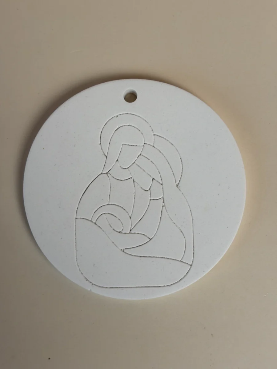 Pendente redondo branco com a Sagrada Família desenhada em relevo