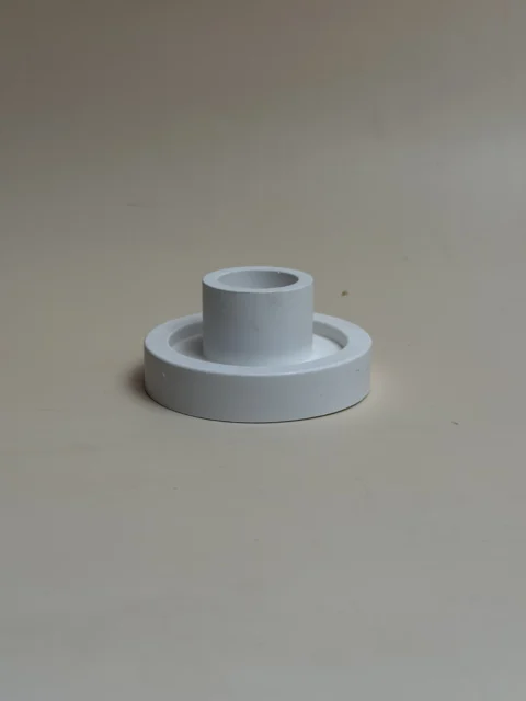 Porta-velas branco em círculo duplo, com base larga e anel para a vela, visto de lado