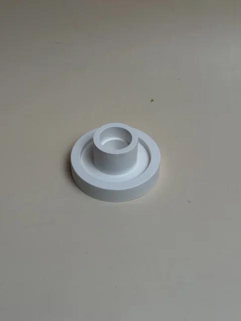 Porta-velas branco em círculo duplo com anel central para a vela