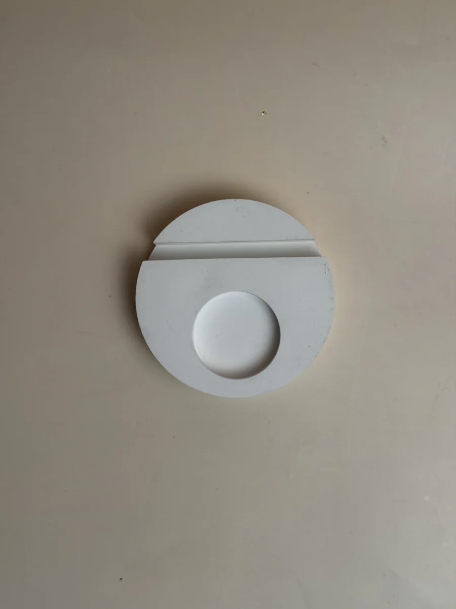 Porta-velas branco circular com ranhura visto de cima