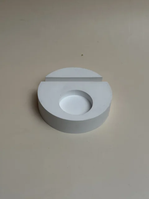 Porta-velas branco circular com ranhura para cartão e cavidade para vela