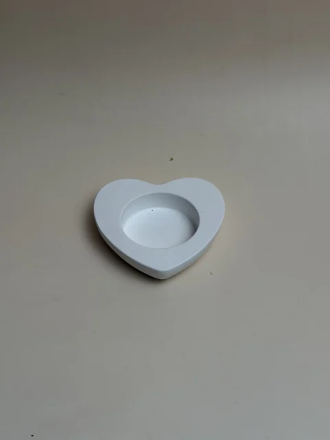 Porta-velas branco em forma de coração maçã com cavidade para vela