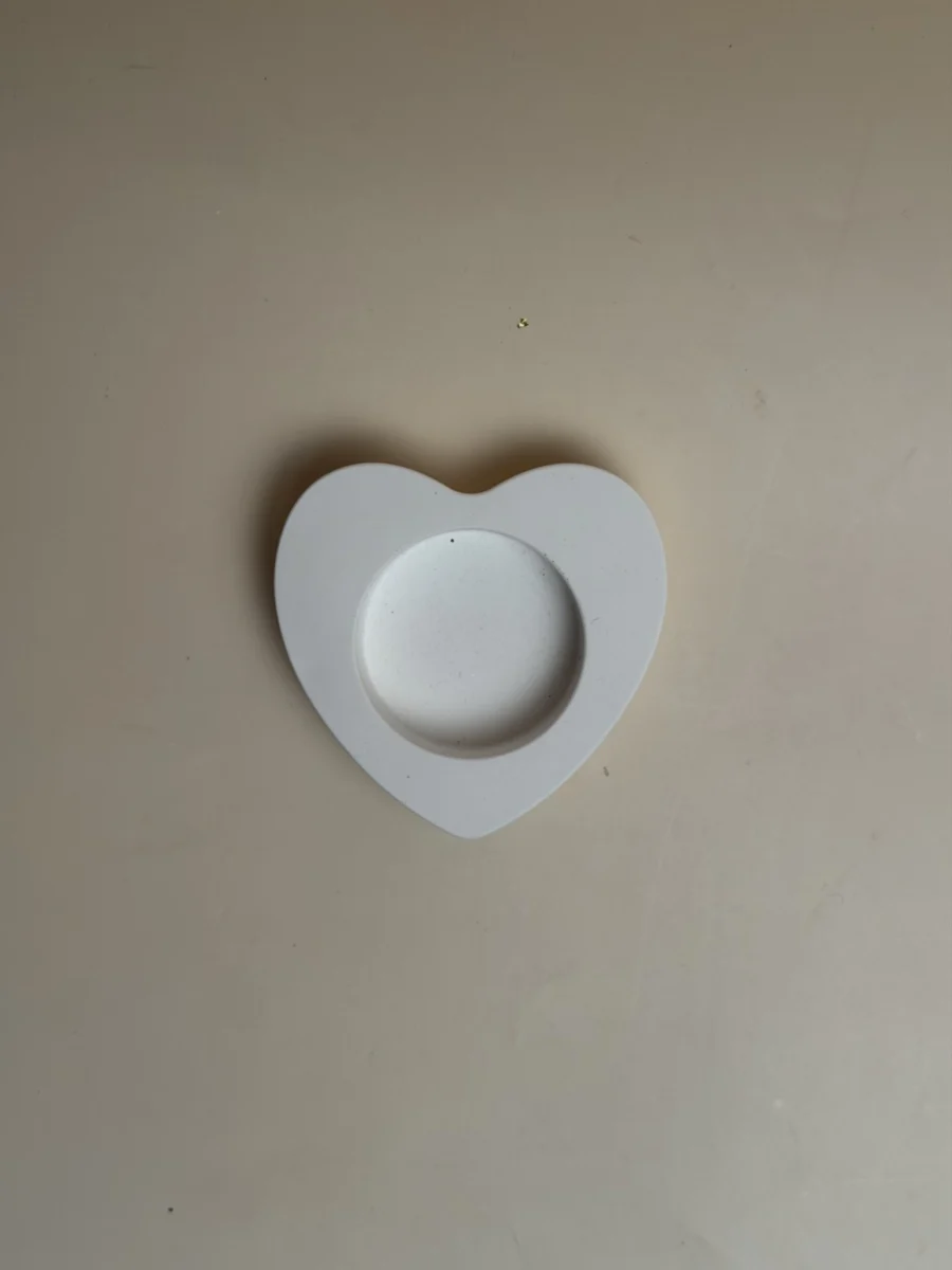 Porta-velas branco em forma de coração maçã visto de cima