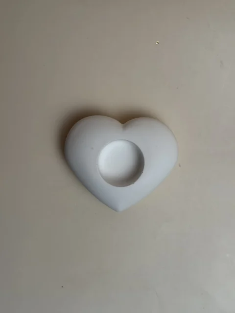 Porta-velas branco em forma de coração visto de cima