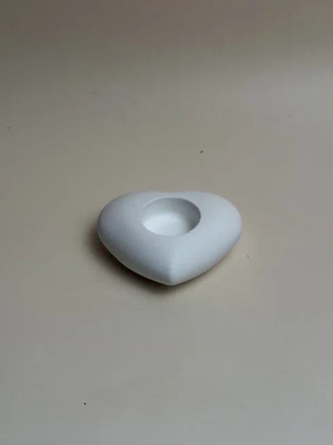 Porta-velas branco em forma de coração com cavidade para vela