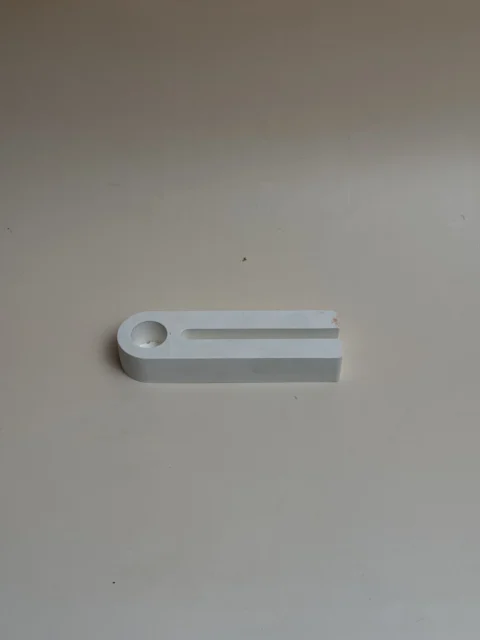 Porta-velas geométrico branco com cavidade redonda para vela e ranhura ao comprido