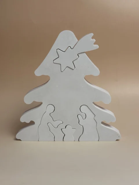 Presépio puzzle branco em árvore de Natal com a Sagrada Família e a estrela montadas