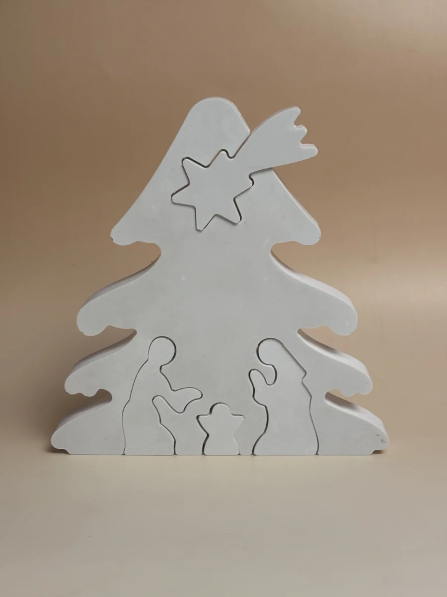 Presépio puzzle branco em árvore de Natal com a Sagrada Família e a estrela montadas