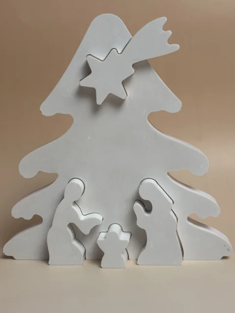 Presépio puzzle branco em árvore de Natal com as peças da Sagrada Família e da estrela