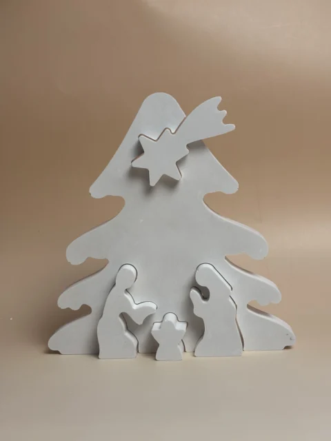 Presépio puzzle branco em forma de árvore de Natal, com estrela cadente e Sagrada Família encaixadas